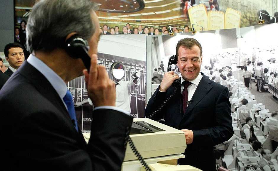 Дмитрий Медведев на бирже Гонконга