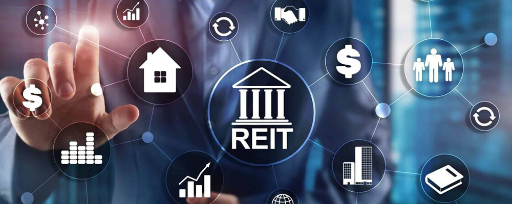 Самым главным и привлекательным отличием для инвестора является то, что REIT фонд обязан не менее 90% полученной прибыли распределять между инвесторами путем выплаты дивидендов. Выплаты дивидендов фондами обычно проводятся не реже 4 раз в год.